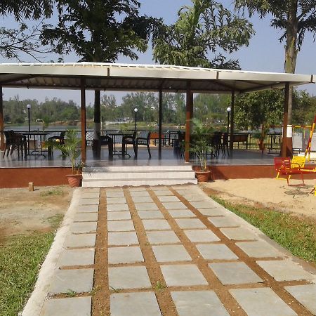 سابوترا Savshanti Lake Resort المظهر الخارجي الصورة